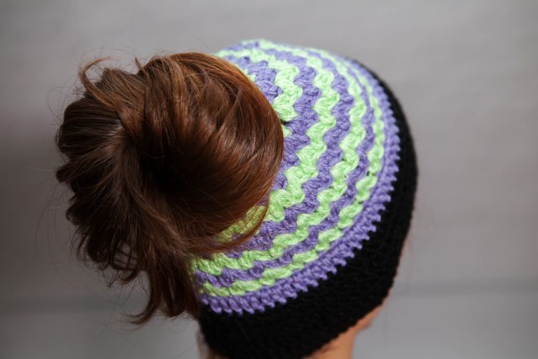 Zimowa czapka z otworem na kucyk robiona na szydełku